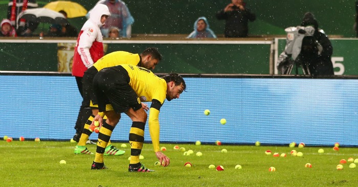 Borussia Dortund, tennis balls Borussia Dortmund: Tennis ball protest at ticket prices