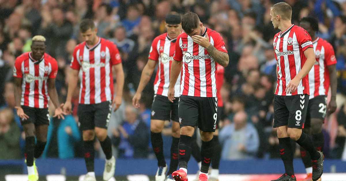 Southampton players dejected after conceding against Everton