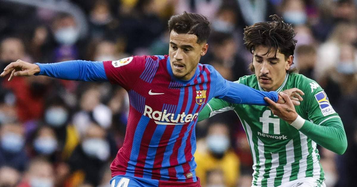 Philippe Coutinho trying to take the ball away from Hector Bellerin Philippe Coutinho against Hector Bellerin