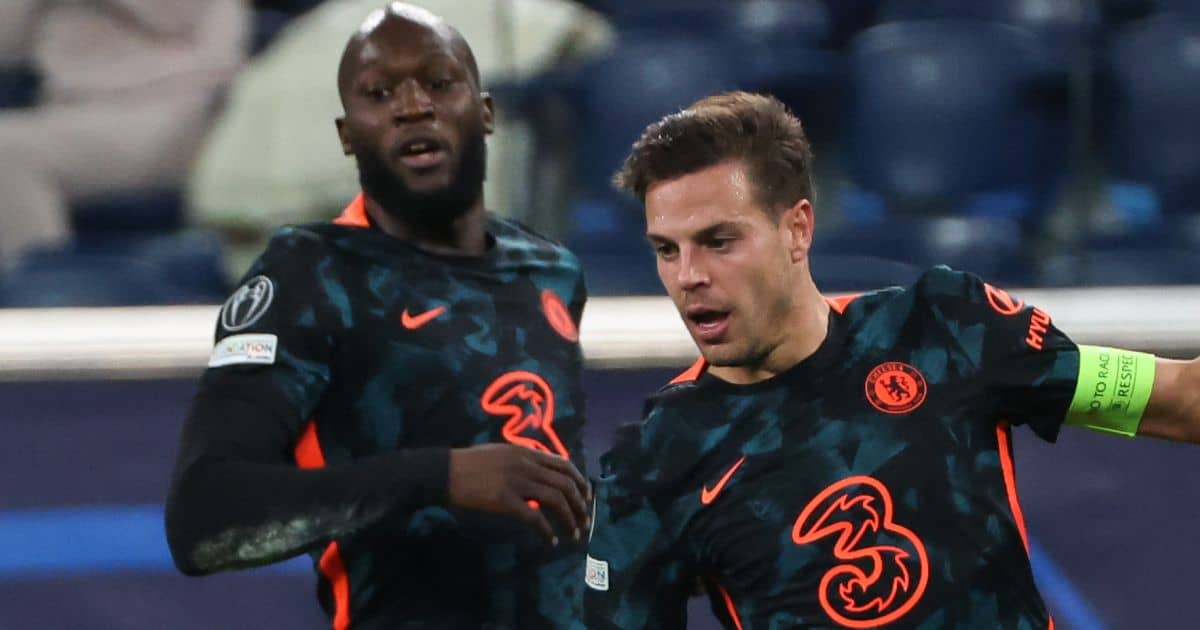 Romelu Lukaku watches a Cesar Azpilicueta challenge