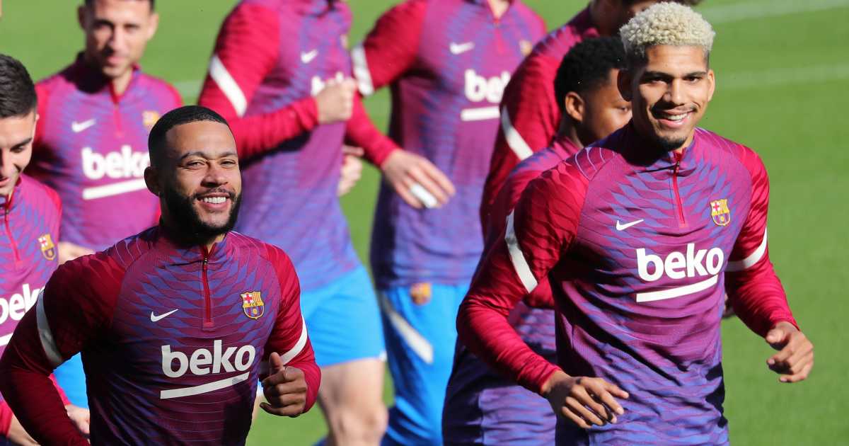 Memphis Depay and Ronald Araujo running during a Barcelona training session Memphis Depay and Ronald Araujo in Barcelona training