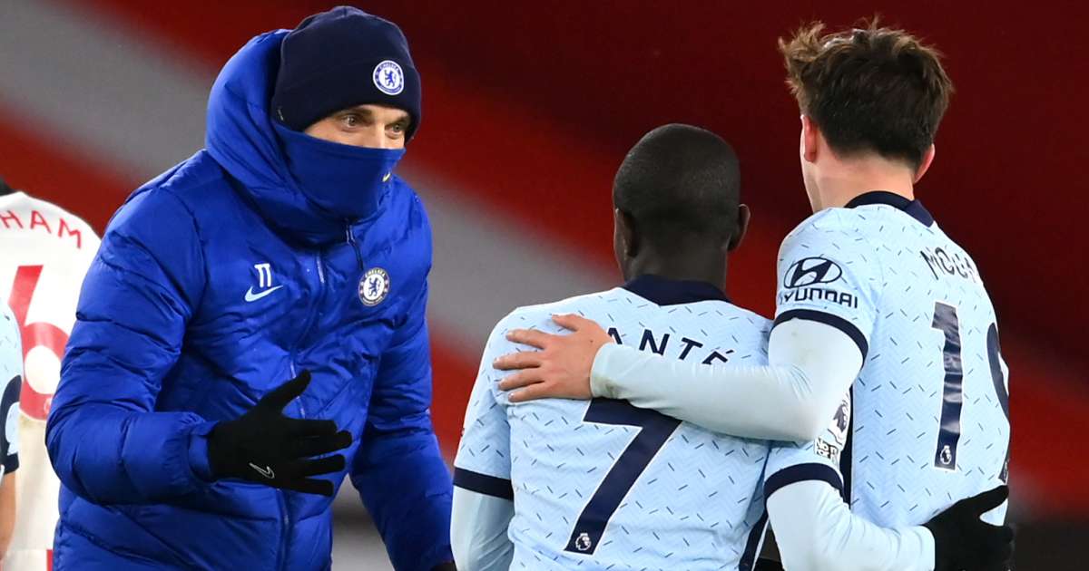Thomas Tuchel speaks to N'Golo Kante and Mason Mount Thomas Tuchel speaks to N'Golo Kante and Mason Mount