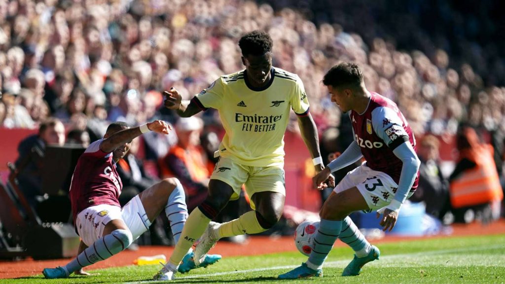 Bukayo Saka dribbling against Aston Villa