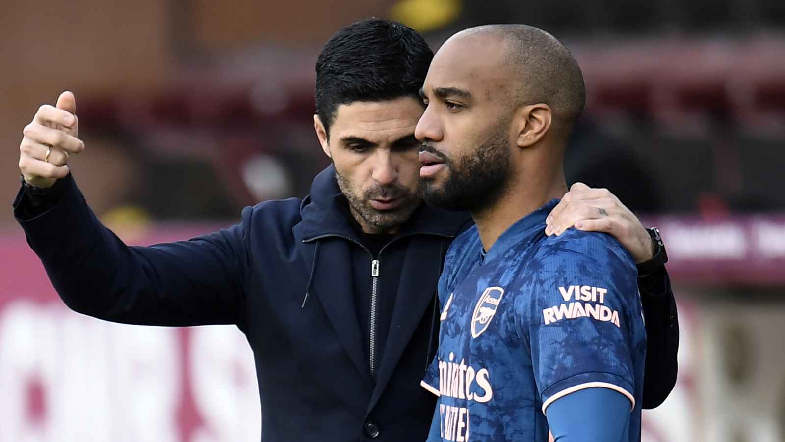 Mikel Arteta giving instructions to Alexandre Lacazette