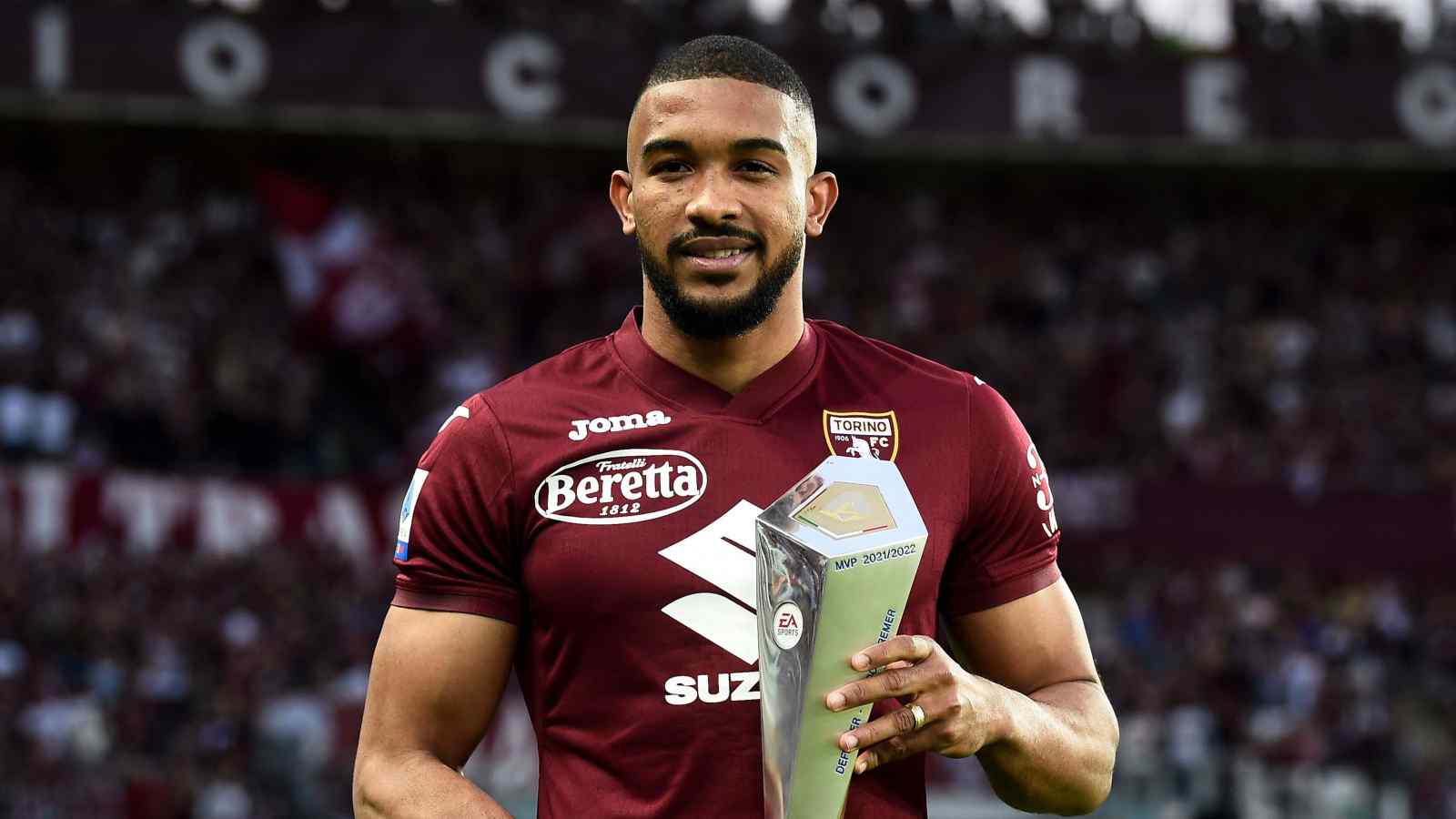 Gleison Bremer receiving the Serie A best defender award Gleison Bremer receiving a Serie A award