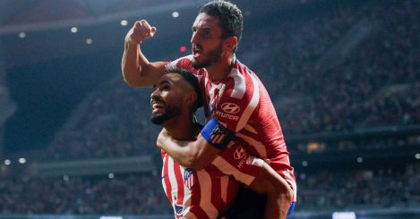 Matheus Cunha carrying Koke