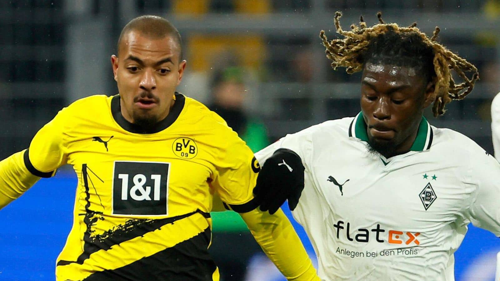 Donyell Malen running next to Manu Kone