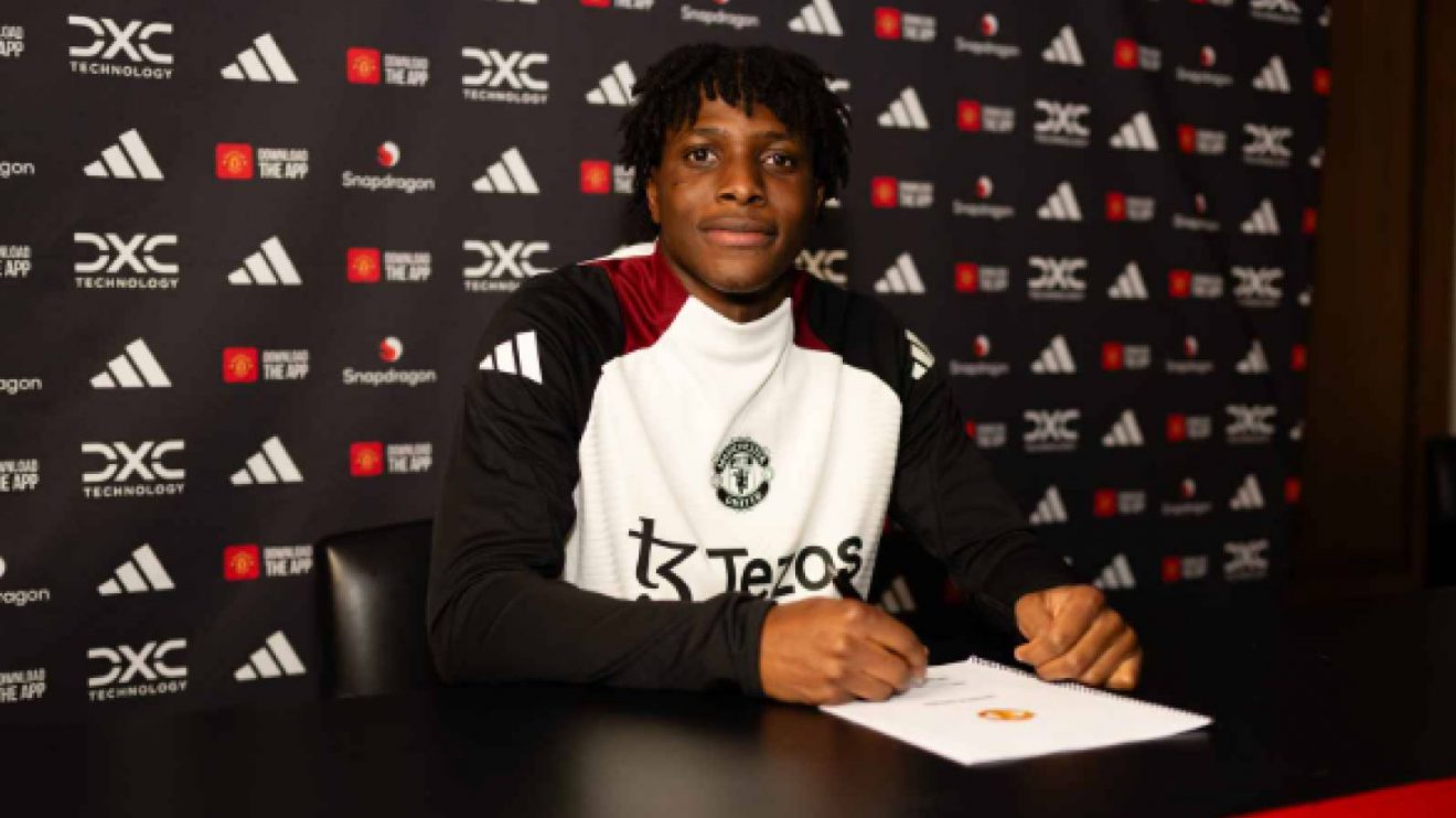 Patrick Dorgu signing his Manchester United contract