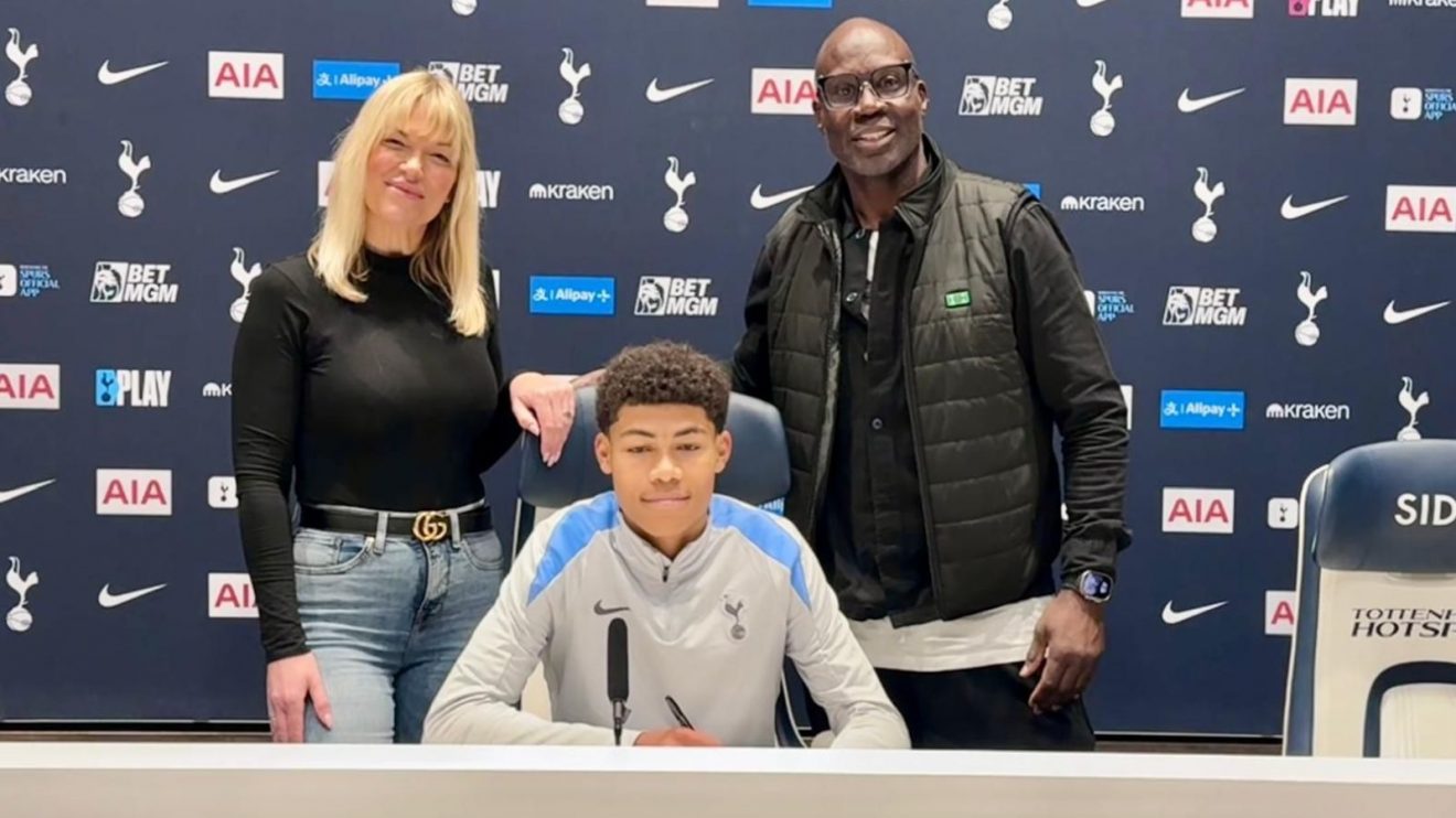 Phoenix Offiah, with his parents Virginia and Martin, signing for Spurs last week
