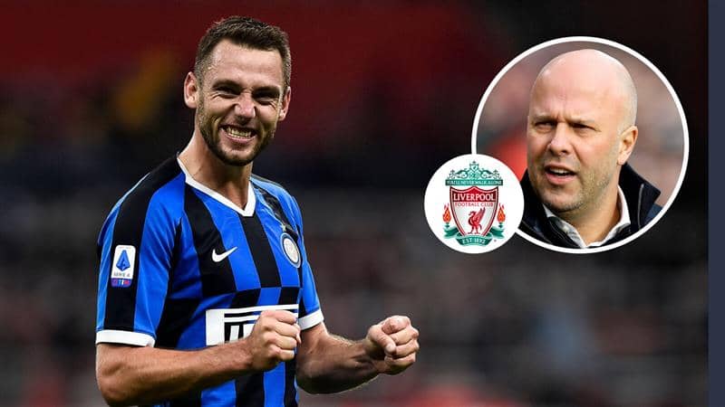 Inter Milan defender Stefan de Vrij and Liverpool manager Arne Slot with the Liverpool badge between them - copyright TEAMtalk