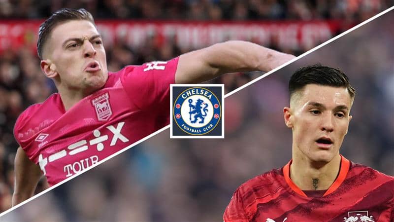 Diagonally split image of Liam Delap and Benjamin Sesko with the Chelsea badge between - copyright TEAMtalk