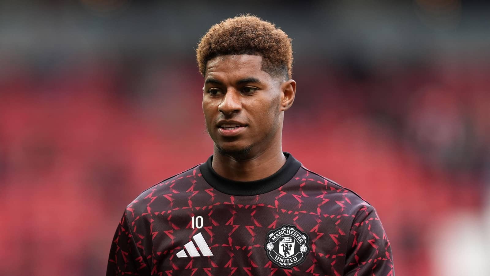 marcus-rashford-warms-up-for-