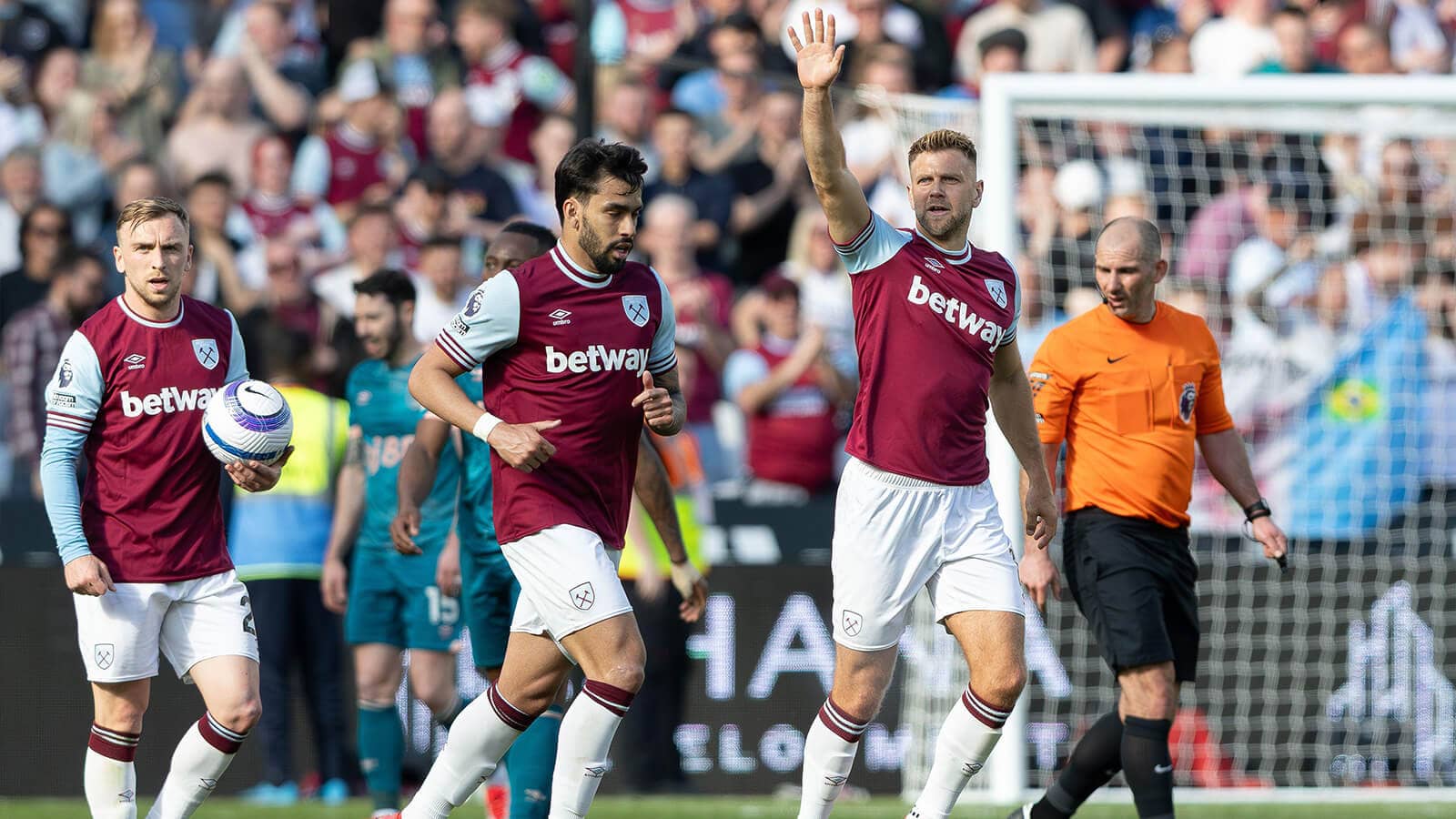 West Ham United striker and Real Madrid target Niclas Fullkrug wuth his Hammers team-mates - copyright TEAMtalk