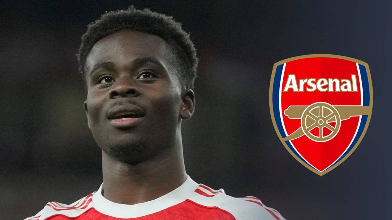 Bukayo Saka next to the Arsenal badge