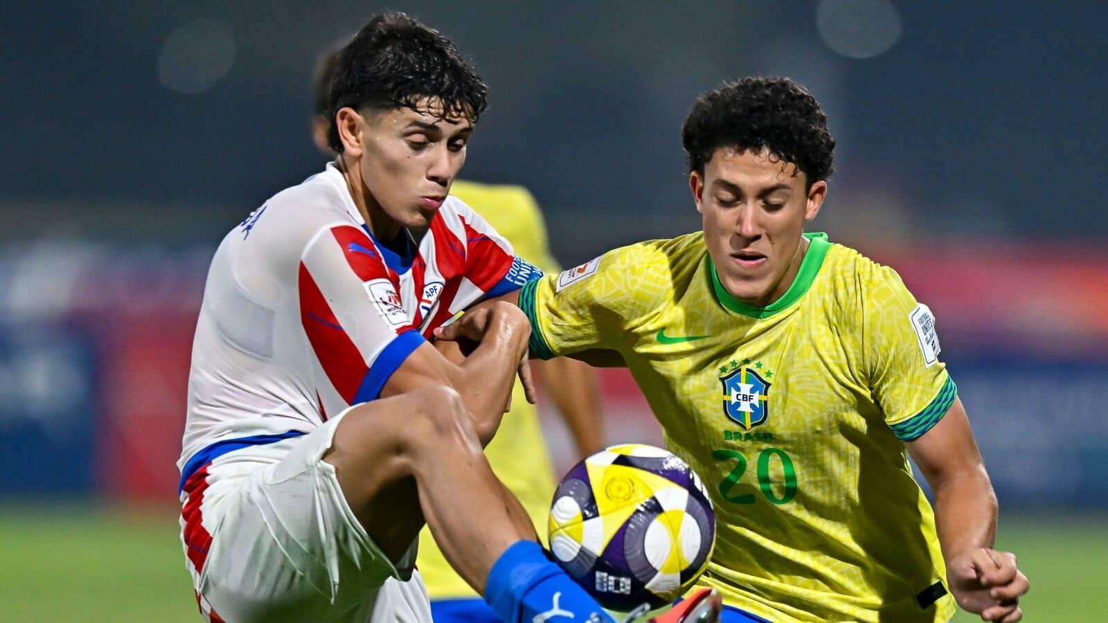 Felipe Morais (R) of Brazil vies with Thiago Aranda of Paraguay during the FIFA Under-17s World Cup