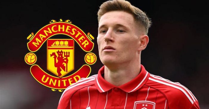 Nottingham Forest midfielder Elliot Anderson next to the Manchester United badge - copyright TEAMtalk