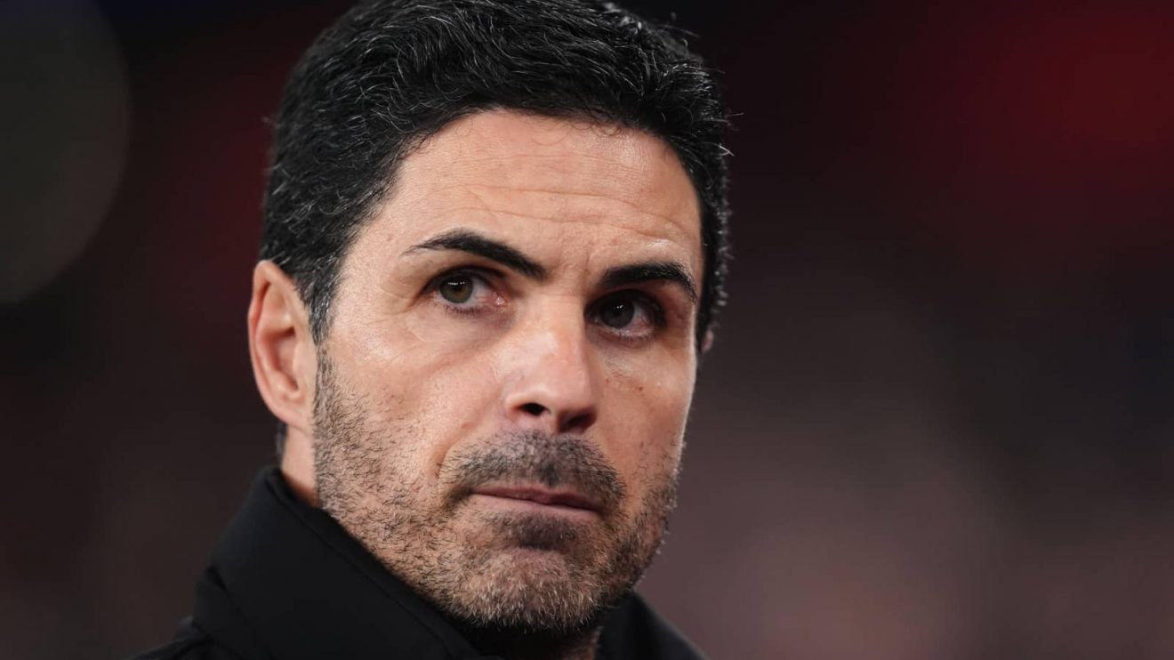 Arsenal manager Mikel Arteta looking into the distance