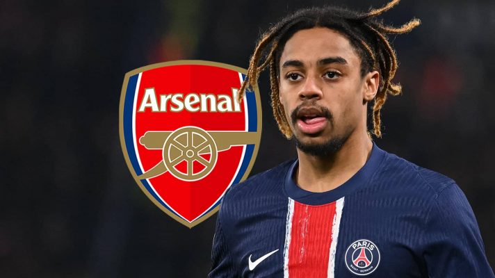 PSG star Bradley Barcola with an Arsenal badge