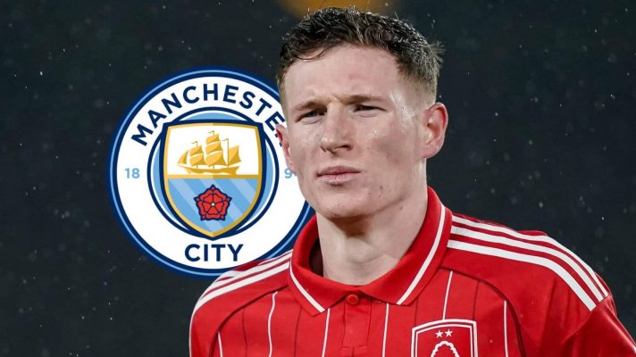 Nottingham Forest star Elliot Anderson with a Manchester City badge