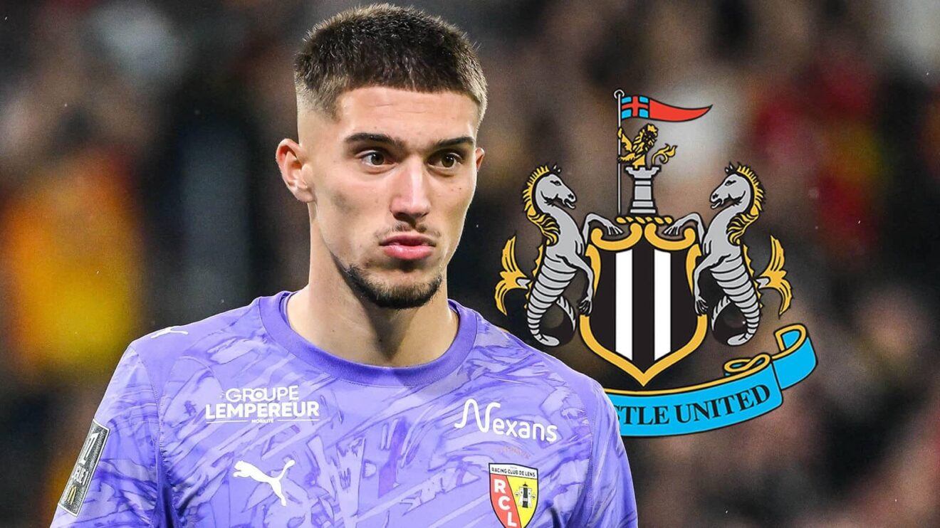 Lens star Robin Risser with a Newcastle badge