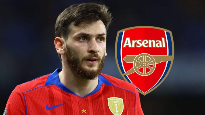 PSG star Khvicha Kvaratskhelia next to the Arsenal badge