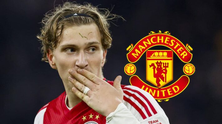 Ajax winger Mika Godts, Man Utd badge