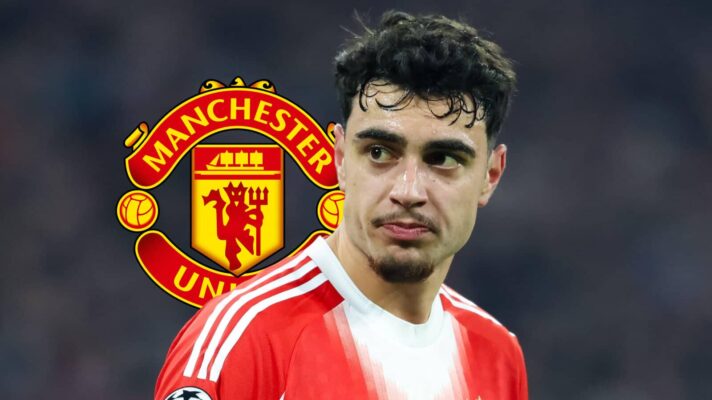 Aleksandar Pavlovic with Man Utd badge