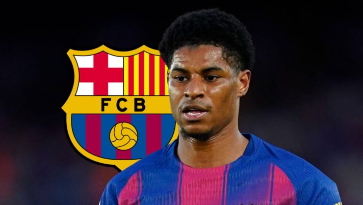 Marcus Rashford with a Barcelona badge