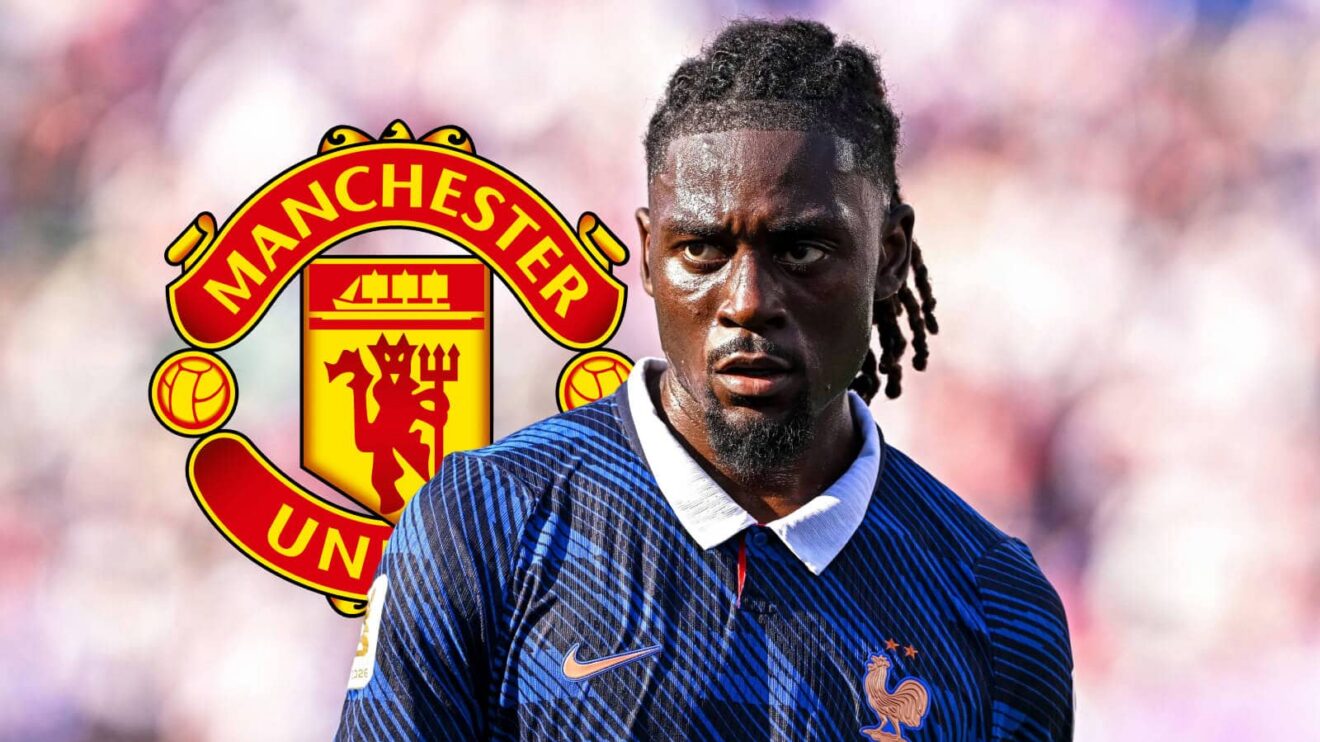 Manu Kone with a Man Utd badge