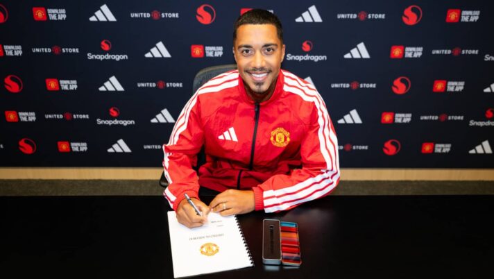Youri Tielemans signs his Man Utd contract