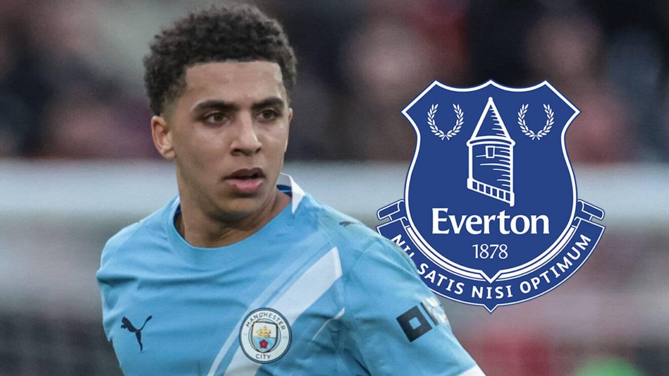 Man City star Rico Lewis with an Everton badge