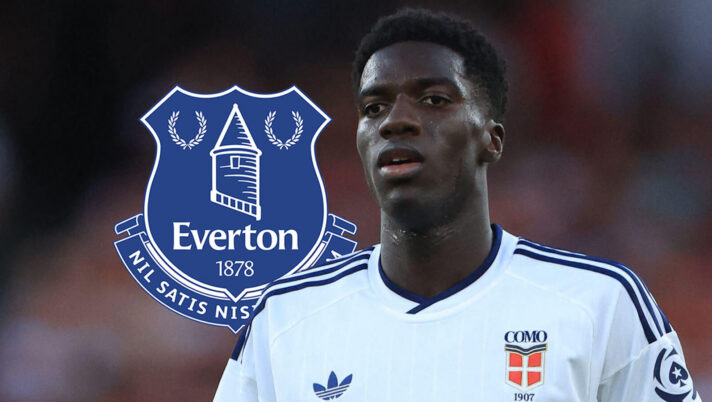 Como star Assane Diao with an Everton badge
