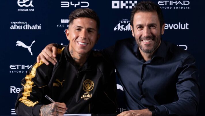 Enzo Fernandez signs his contract at Man City