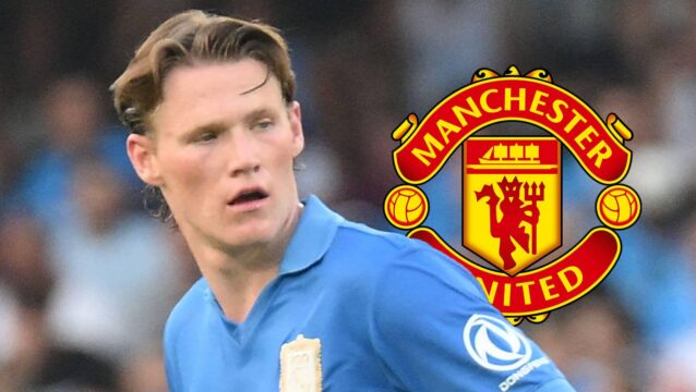 Scott McTominay with Man Utd badge