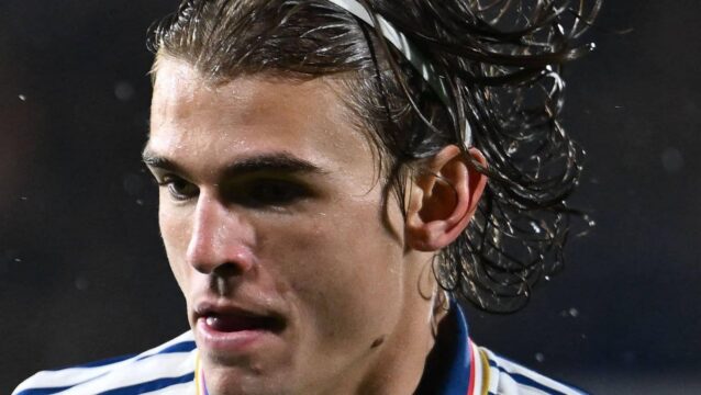 Como star Nico Paz in action against Manchester United - copyright TEAMtalk