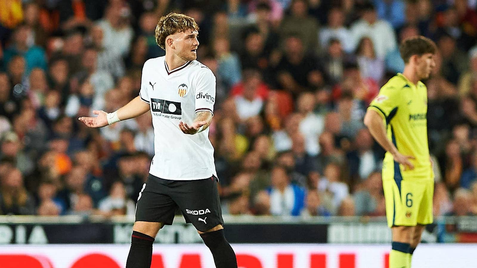 Liverpool loanee Harvey Elliott sent off after receiving two yellow cards in 20 seconds for Valencia